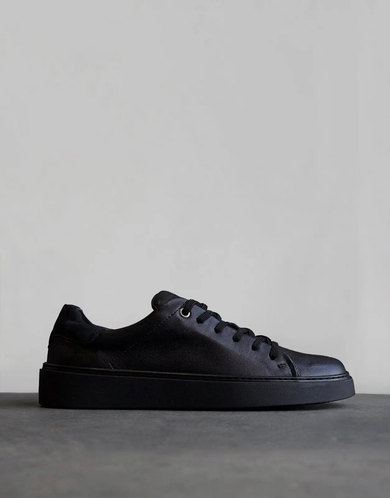 Fade Essential Black Sneakers