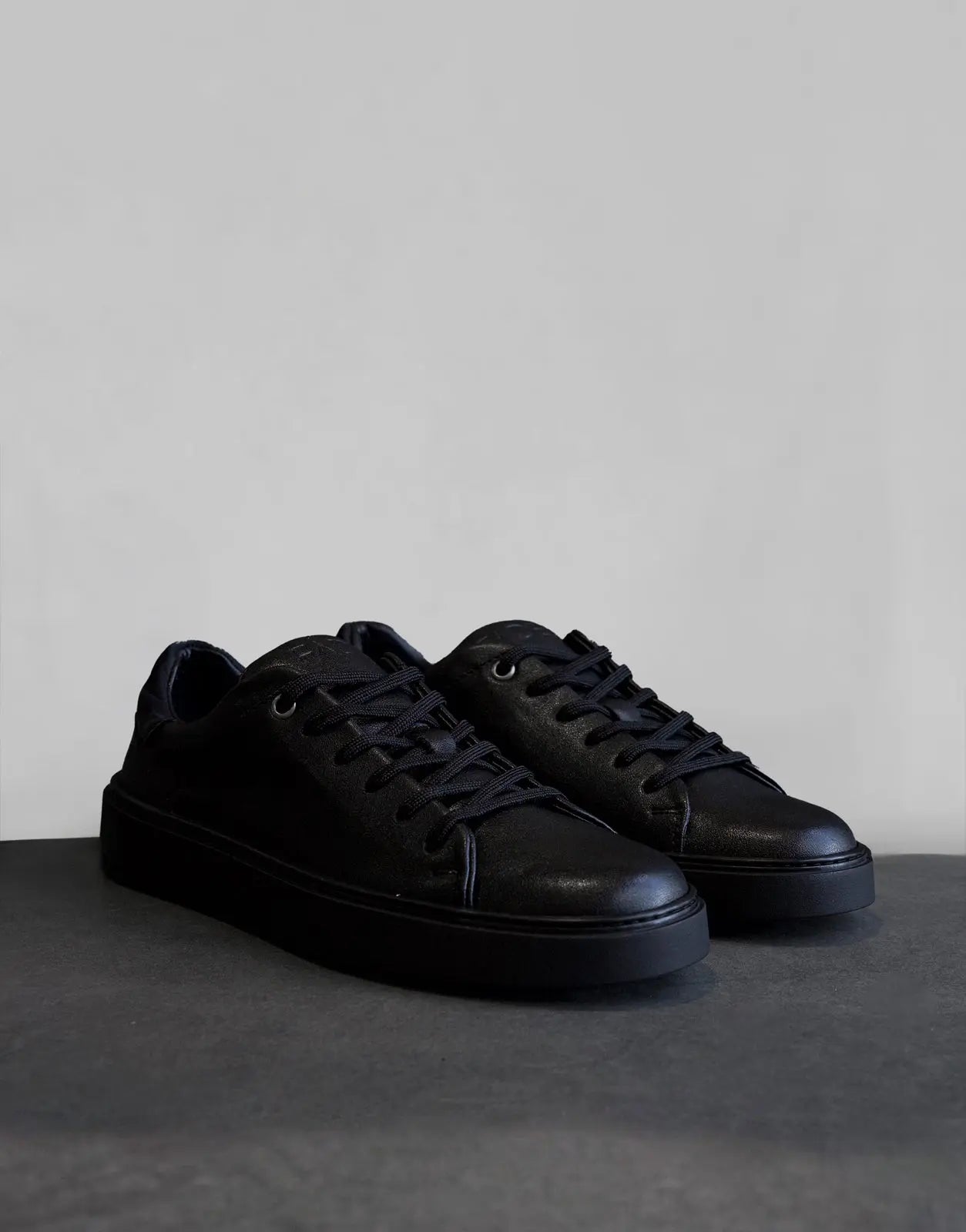 Fade Essential Black Sneakers