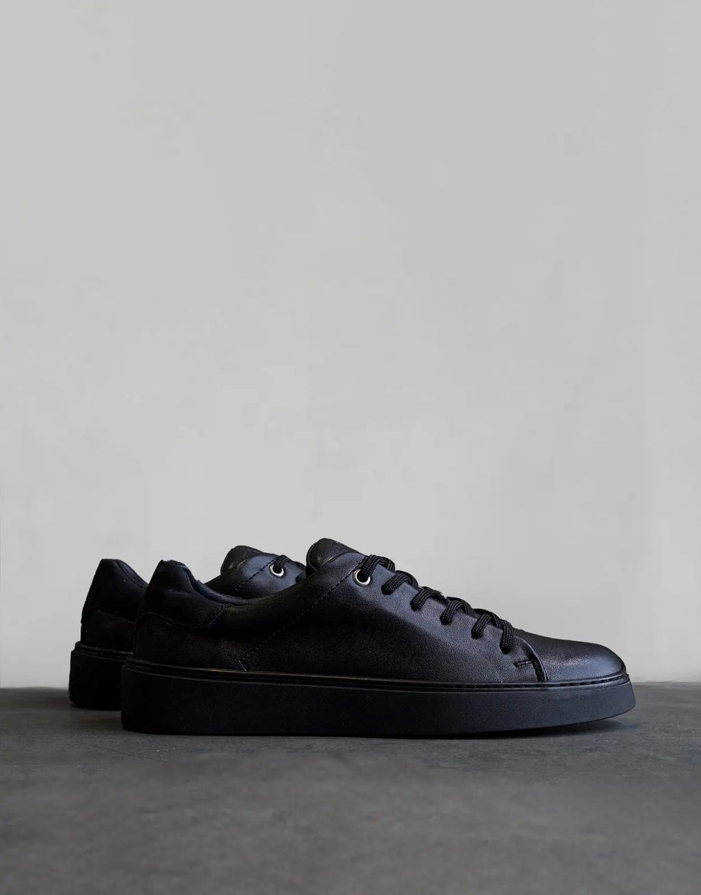Fade Essential Black Sneakers