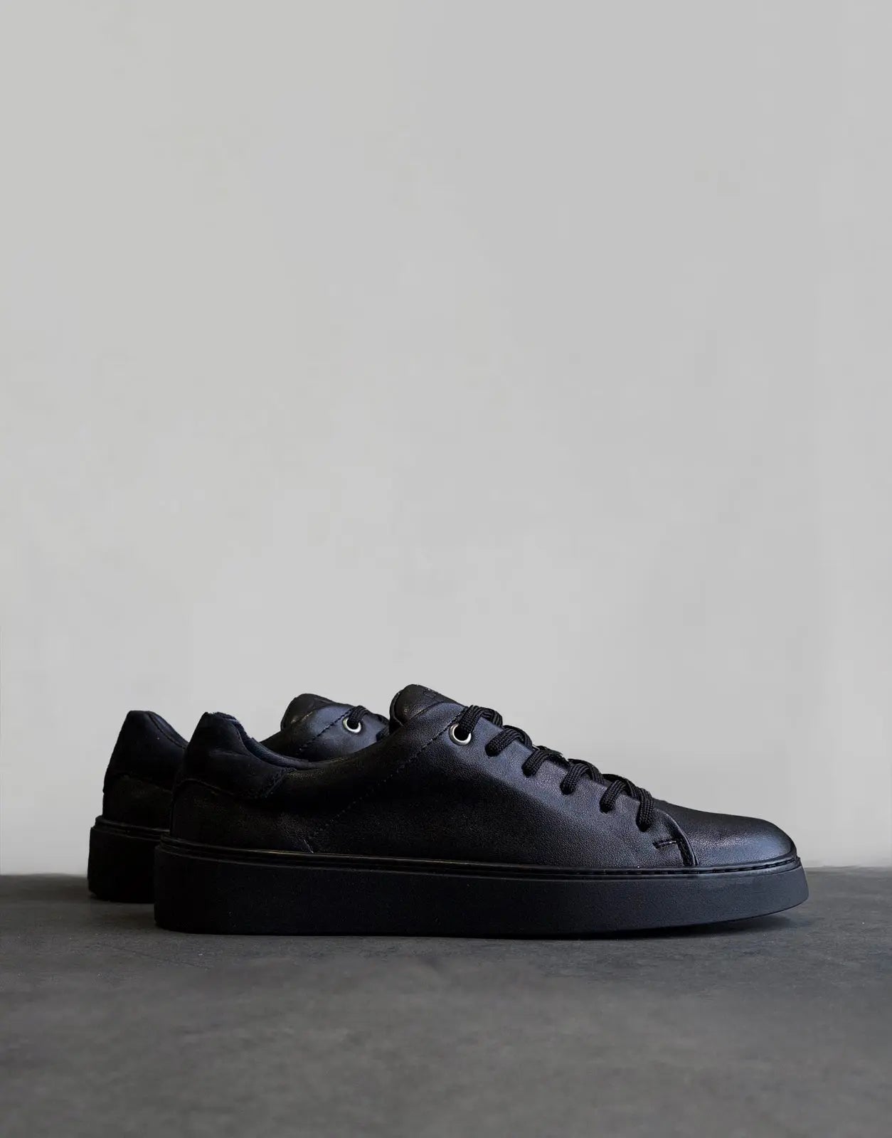 Fade Essential Black Sneakers