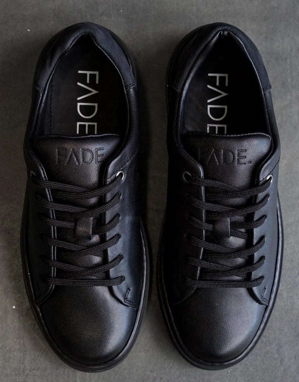 Fade Essential Black Sneakers