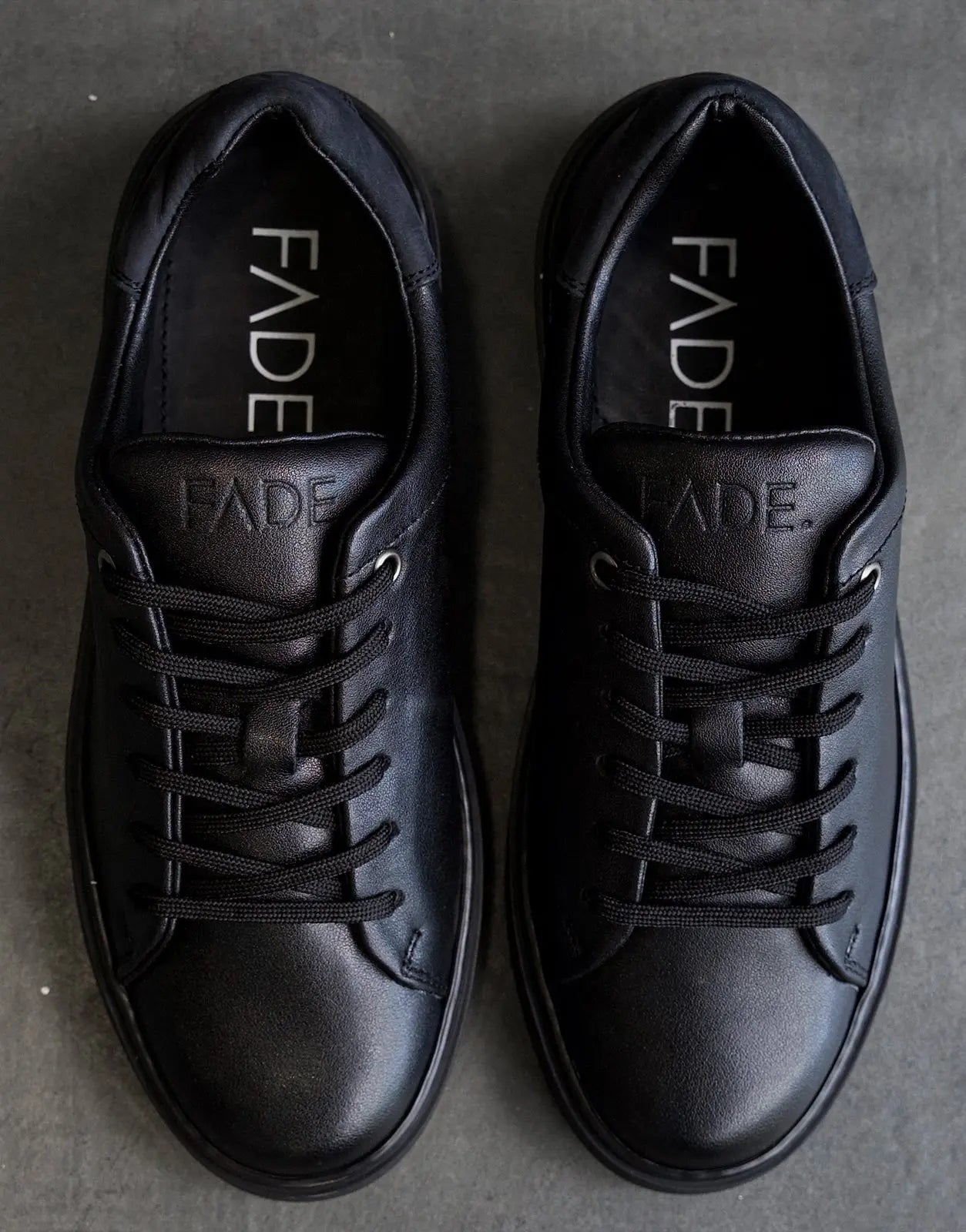 Fade Essential Black Sneakers