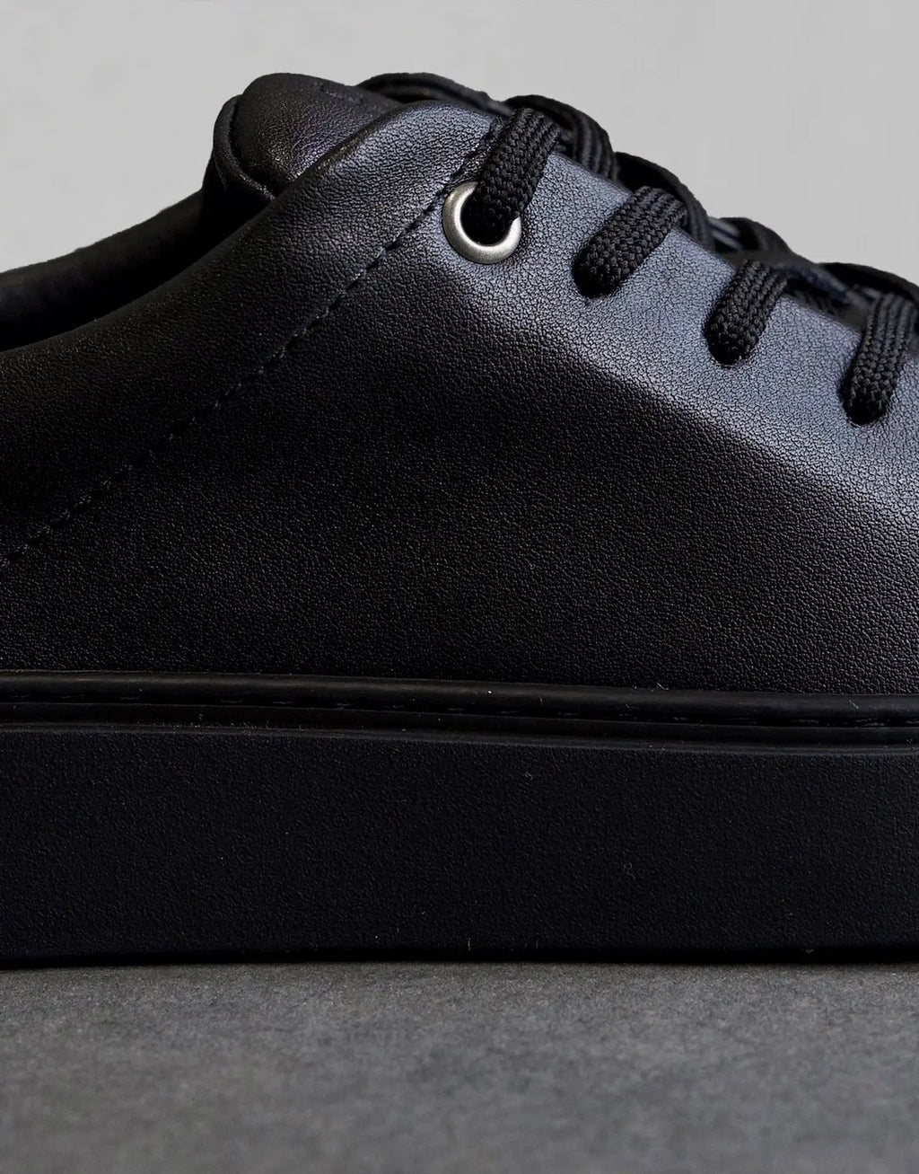 Fade Essential Black Sneakers