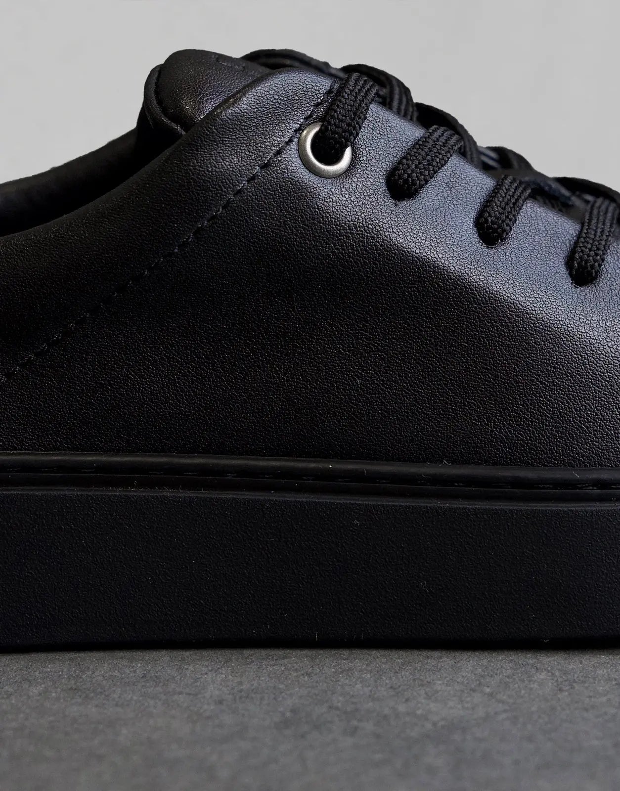 Fade Essential Black Sneakers